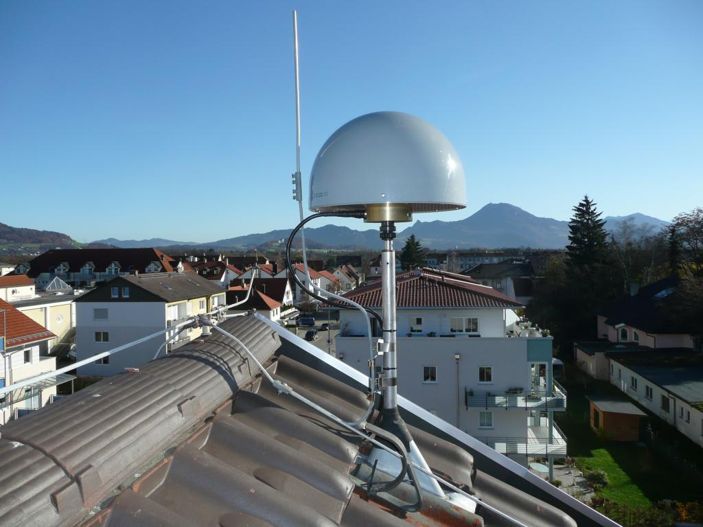 Die ehemalige SAPOS-Referenzstationsantenne auf dem Dach des ADBV Freilassing vor dem Hintergrund des Salzburger Gaisberg-Panoramas.